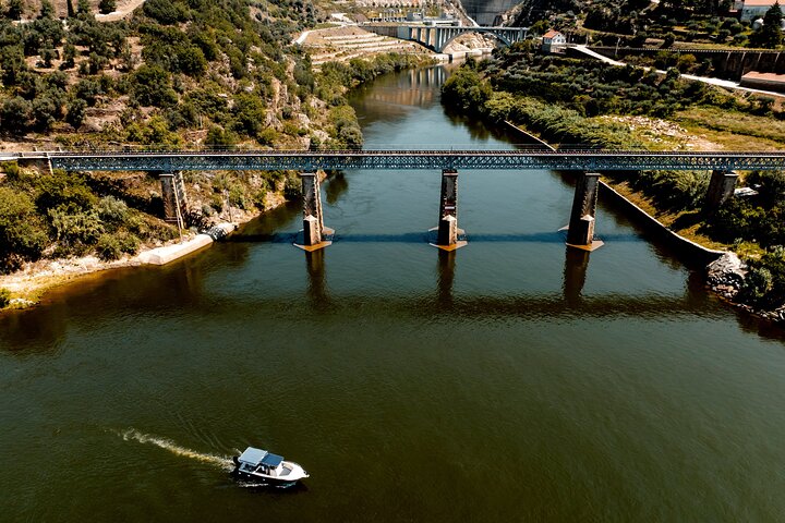 Pinhão: Douro River Cruise with Lunch Included