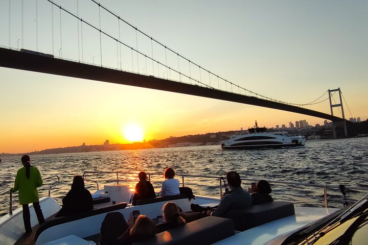 Istanbul Bosphorus Sunset Luxury Yacht Cruise with Snacks