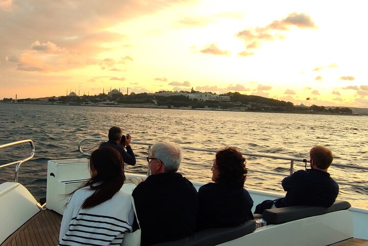 Istanbul Bosphorus Sunset Luxury Yacht Cruise with Snacks