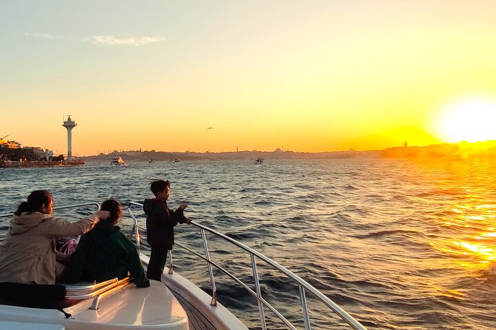 Istanbul Bosphorus Sunset Luxury Yacht Cruise with Snacks