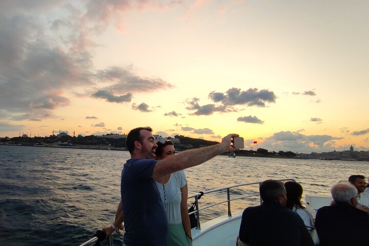 Istanbul Bosphorus Sunset Luxury Yacht Cruise with Snacks