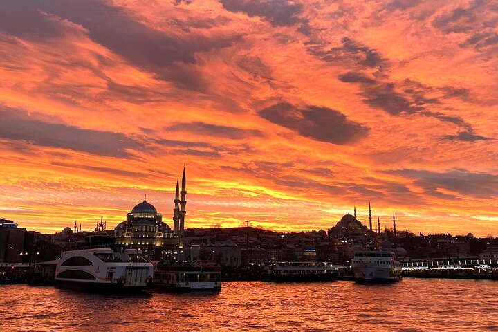 Istanbul Bosphorus Sunset Luxury Yacht Cruise with Snacks