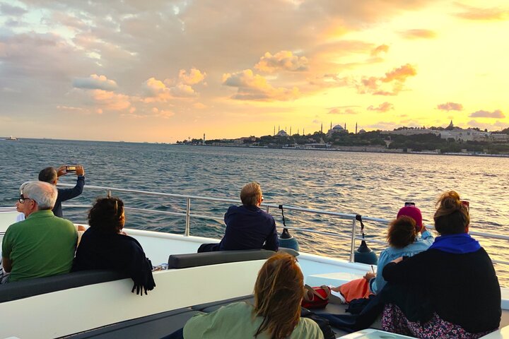 Istanbul Bosphorus Sunset Luxury Yacht Cruise with Snacks