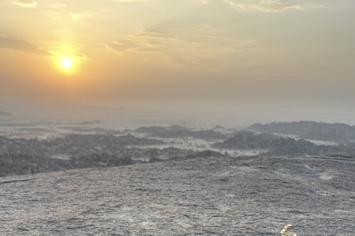 4 Hours Charming Moon Valley Hike Experience in Jeddah