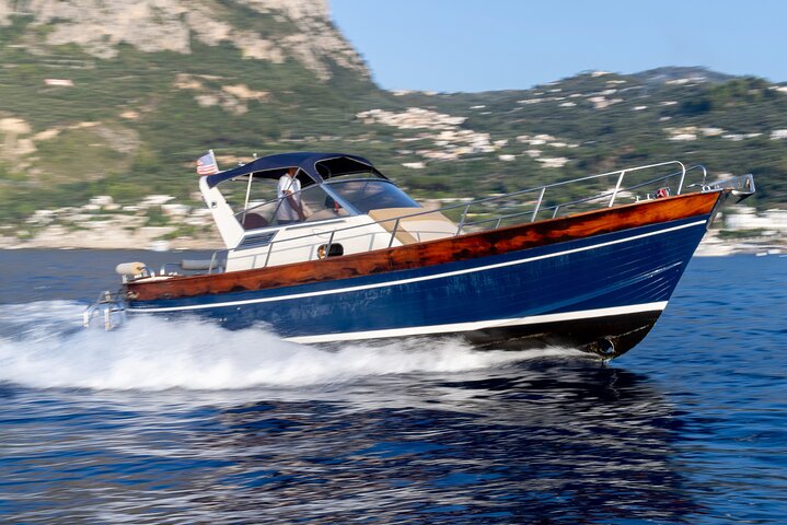 Small Group Boat Tour: Discover the Amalfi Coast from Positano