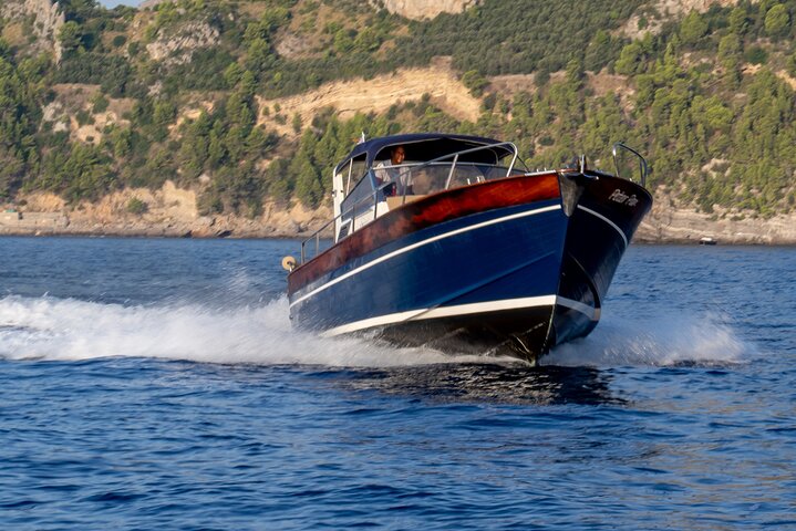Small Group Boat Tour: Discover the Amalfi Coast from Positano