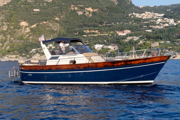 Small Group Boat Tour: Discover the Amalfi Coast from Positano