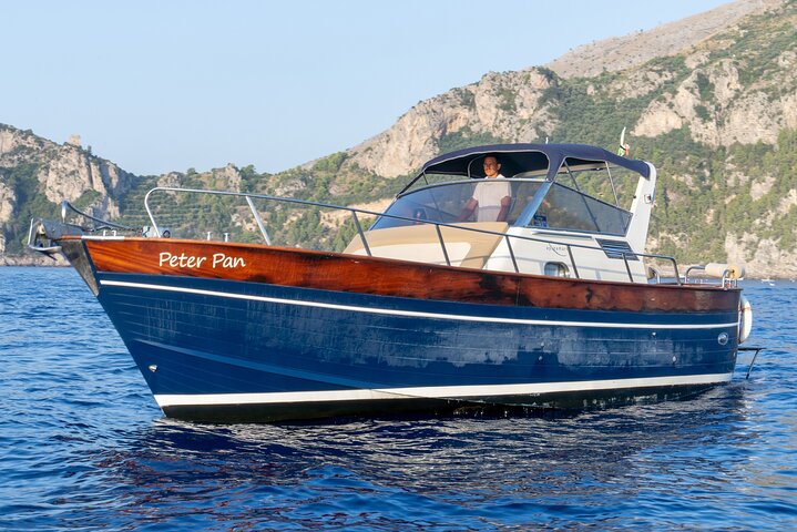 Small Group Boat Tour: Discover the Amalfi Coast from Positano