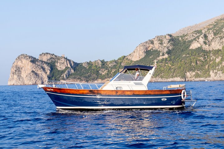Small Group Boat Tour: Discover the Amalfi Coast from Positano