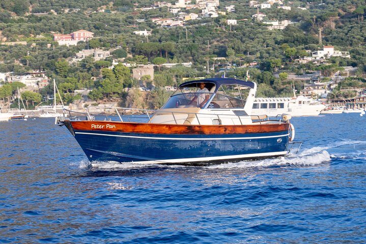 Small Group Boat Tour: Discover the Amalfi Coast from Positano