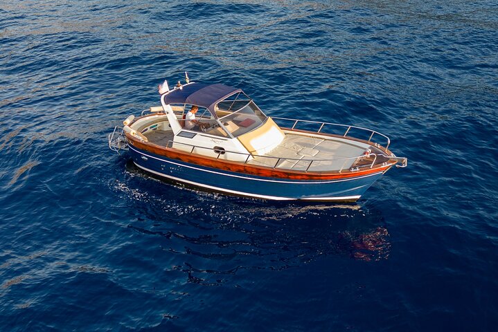 Small Group Boat Tour: Discover the Amalfi Coast from Positano