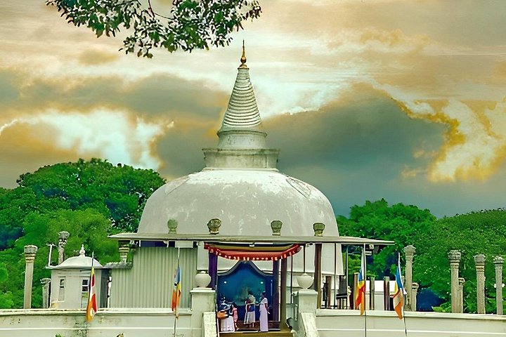 Anuradhapura: Tuk Tuk Tour at Ancient City with Audio Guide