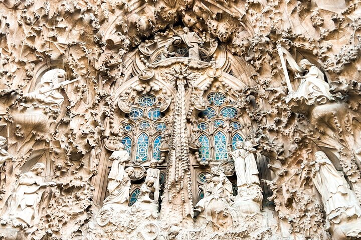 Barcelona all included: Sagrada, Park Güell, Montjuic & Gothic