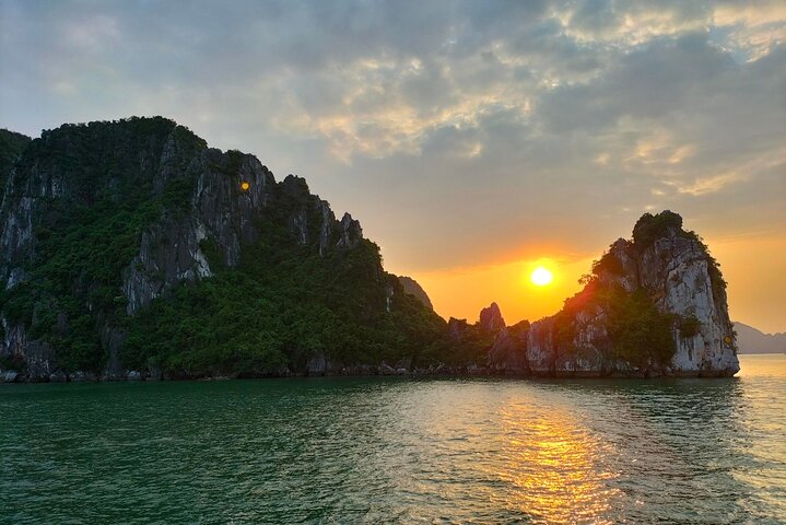 Ha Long Bay Cruise Day Tour - best selling: Kayaking, Swimming, hiking & Lunch