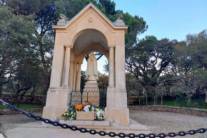 Fátima Private Tour: Shrine, Sacred Way & Shepherds’ Hometown