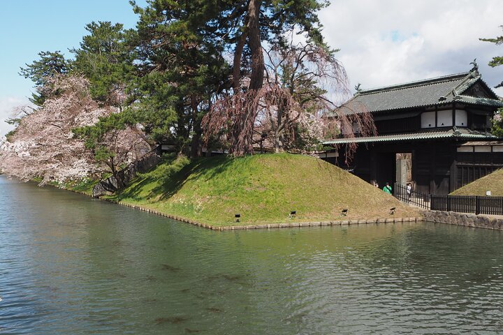 Half-Day Hirosaki Castle and Samurai house Tour with Guide