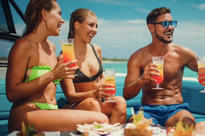 Puerto Vallarta: Coast & Fun 4h All Inclusive on 42' Goa