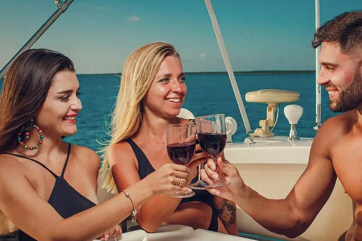 Puerto Vallarta: Coast & Fun 4h All Inclusive on 42' Goa