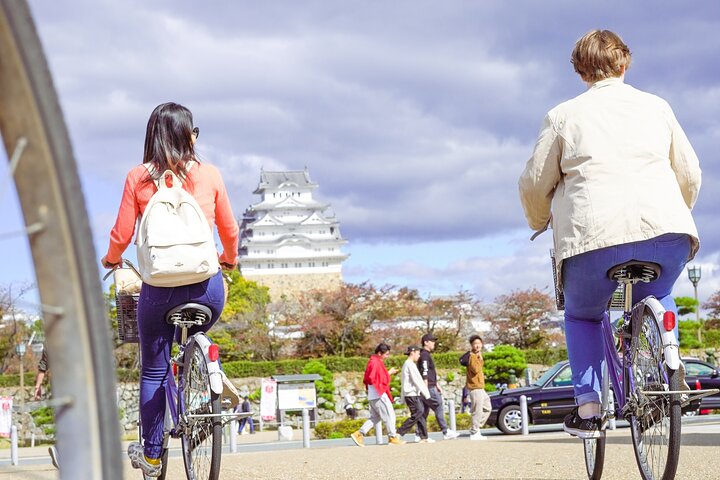 Himeji Castle Easy Bike Tour: Samurai History, Garden & Matcha