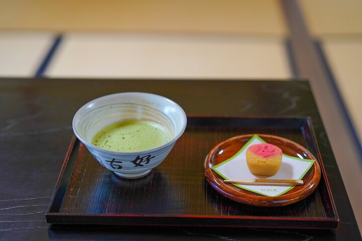 Himeji Castle Easy Bike Tour: Samurai History, Garden & Matcha