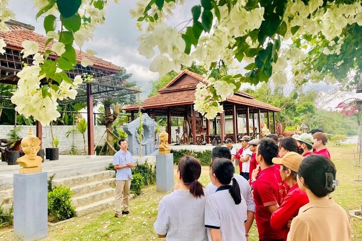 Hoi An Experience 3 Hours Wood Carving Class with Local Artist