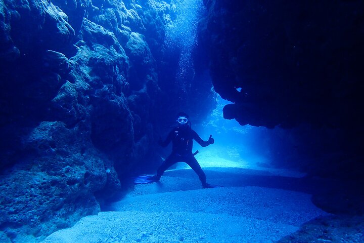 Okinawa: Scuba Diving Tour with Wagyu BBQ Lunch and English guide