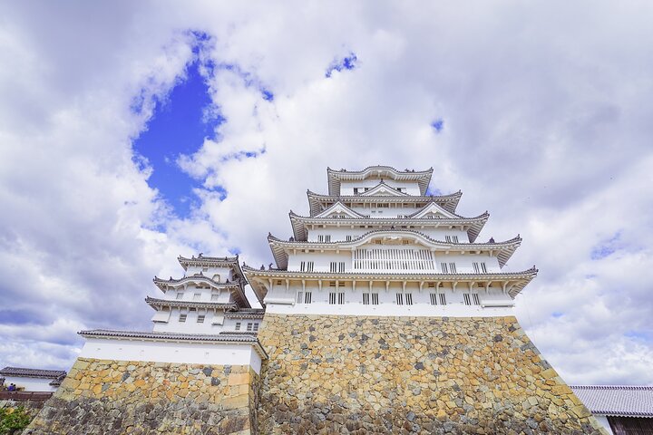 Himeji Castle Easy Bike Tour: Samurai History, Garden & Matcha