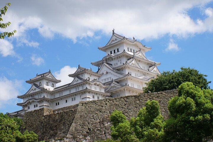 Himeji Castle Easy Bike Tour: Samurai History, Garden & Matcha