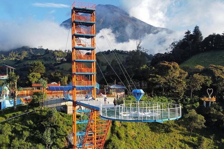 Private Tour Route of the waterfalls and tree house
