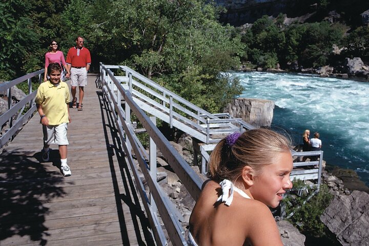 Niagara Falls Canada 3-Hour Tour with Boat and Behind the Falls