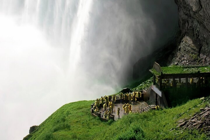 Niagara Falls Canada 3-Hour Tour with Boat and Behind the Falls