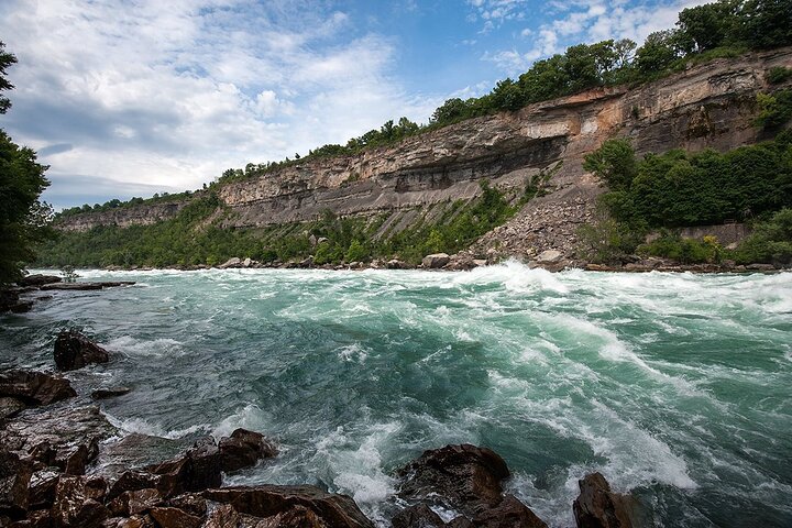 Niagara Falls Canada 3-Hour Tour with Boat and Behind the Falls