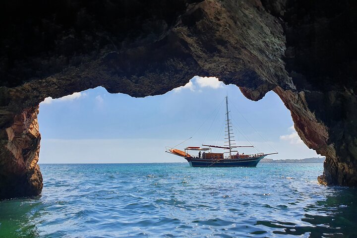 "QueenBee" Full-Day Boat Trip with Lunch