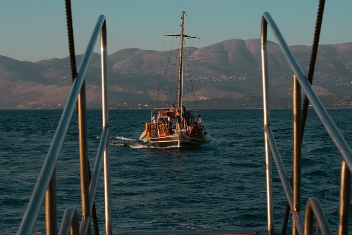 "QueenBee" Full-Day Boat Trip with Lunch