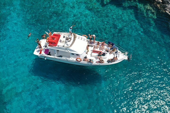 Zakynthos boat tour:Shipwreck& Local blue caves with 3 Swim Stops