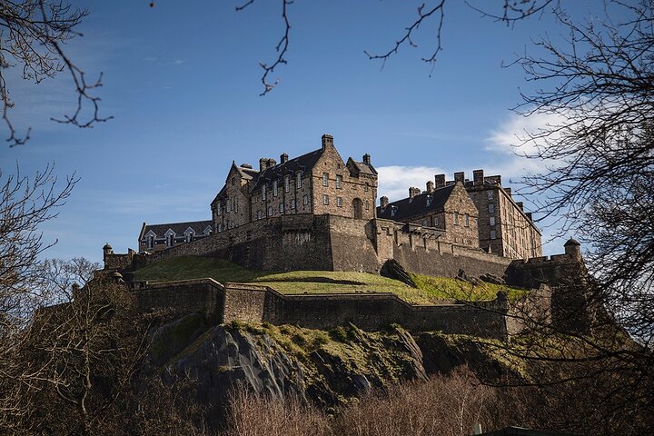 Edinburgh Castle and Royal Mile Walking Tour - Ticket Included