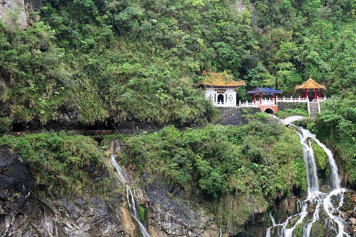 Taroko Gorge, Qingshui Cliffs & Qixingtan Beach Tour from Hualien