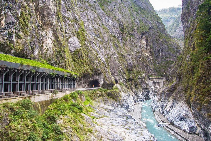 Taroko Gorge, Qingshui Cliffs & Qixingtan Beach Tour from Hualien