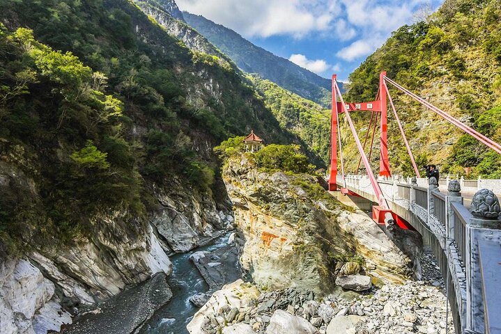 Taroko Gorge, Qingshui Cliffs & Qixingtan Beach Tour from Hualien
