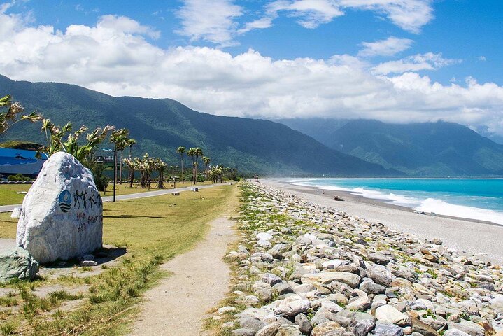 Taroko Gorge, Qingshui Cliffs & Qixingtan Beach Tour from Hualien