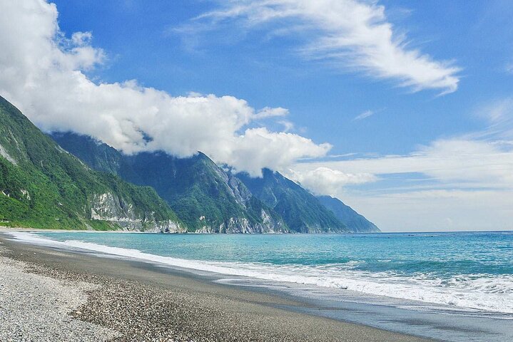 Taroko Gorge, Qingshui Cliffs & Qixingtan Beach Tour from Hualien