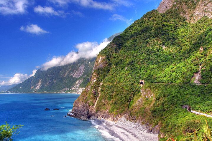 Taroko Gorge, Qingshui Cliffs & Qixingtan Beach Tour from Hualien