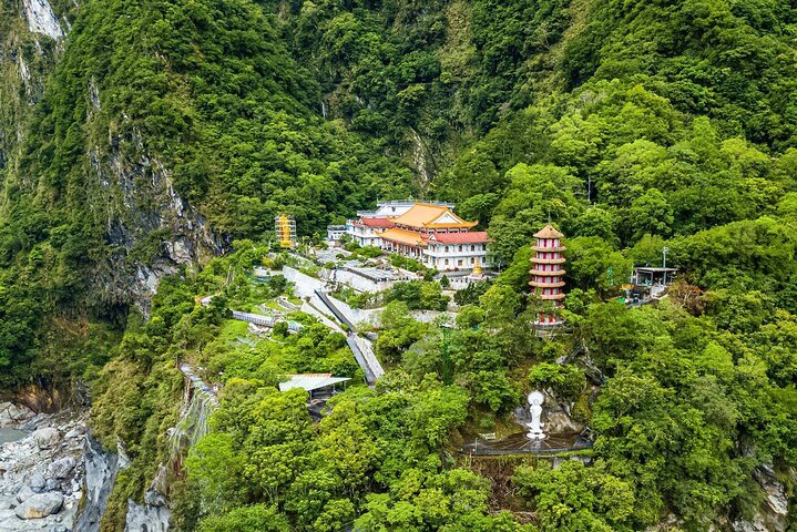 Taroko Gorge, Qingshui Cliffs & Qixingtan Beach Tour from Hualien