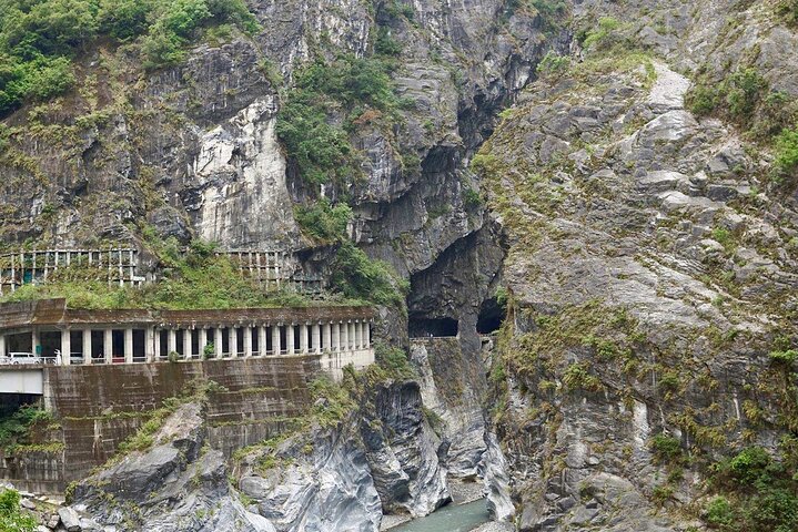 Taroko Gorge, Qingshui Cliffs & Qixingtan Beach Tour from Hualien