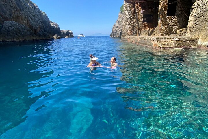 3-hour private boat tour of the island of Capri