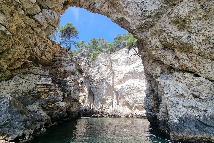 Private tour of the coast and caves up to Zagare