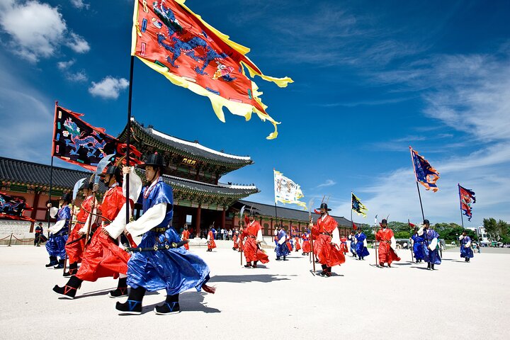 Seoul: Gyeongbok Palace, Hanok Village, and Gwangjang Tour