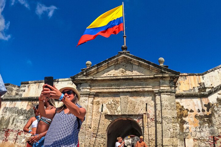 Full Day Tour of 5 Must-See Places in the Rosario Islands