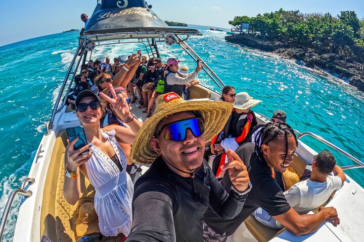 Full Day Tour of 5 Must-See Places in the Rosario Islands