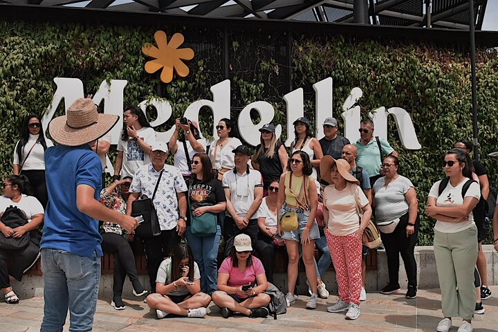 City Tour + Commune 13 Medellin